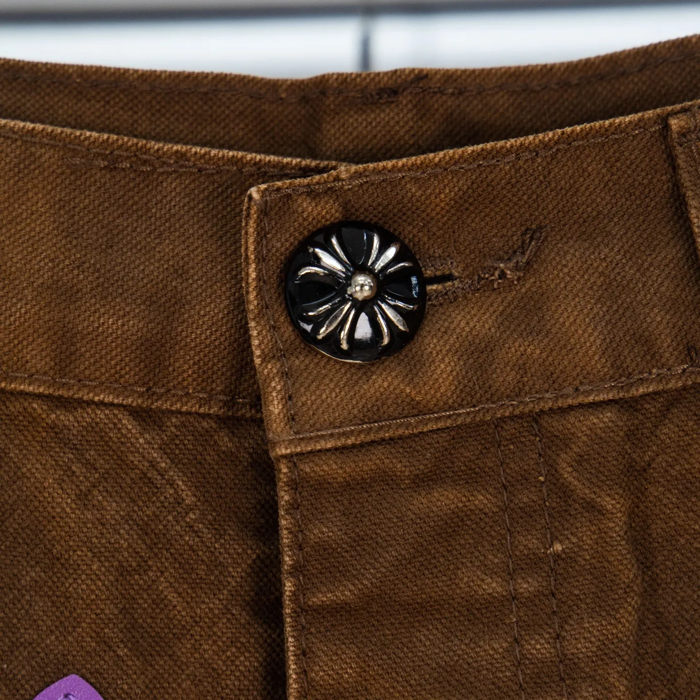 P290 Chrome Hearts Chrome Hearts brown logging purple multi-leather jeans Multi-leather standard work jeans pants CH jeans need to be washed and then disassembled and hand-stitched with sheepskin cross leather and then spliced to complete. The whole process is too complicated to explain. About Chrome Hearts This is an extremely luxurious fashion brand that can also be called the nobility of the high street. It has always been an exclusive brand for some hipsters or rich second generations. Compared with ordinary high streets, it is more luxurious and noble. Compared with luxury brands, it has a more fashionable personality. It has always been a brand that I have a special liking for. Style number: 1786# Color: Brown Size: 28 30 32 34 36
